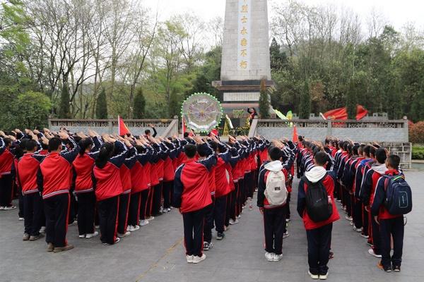 中央气象台今早继续发布寒潮黄色预警，部分地区降温超10℃