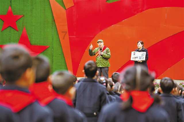 黄埔走出传奇将军：15岁考入黄埔，20岁被授予中将，孙女是大明星