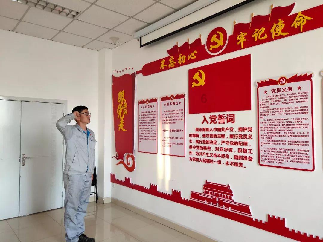 记者：科隆和多特球迷都撒了金币巧克力，并喊“他*的德国足协”