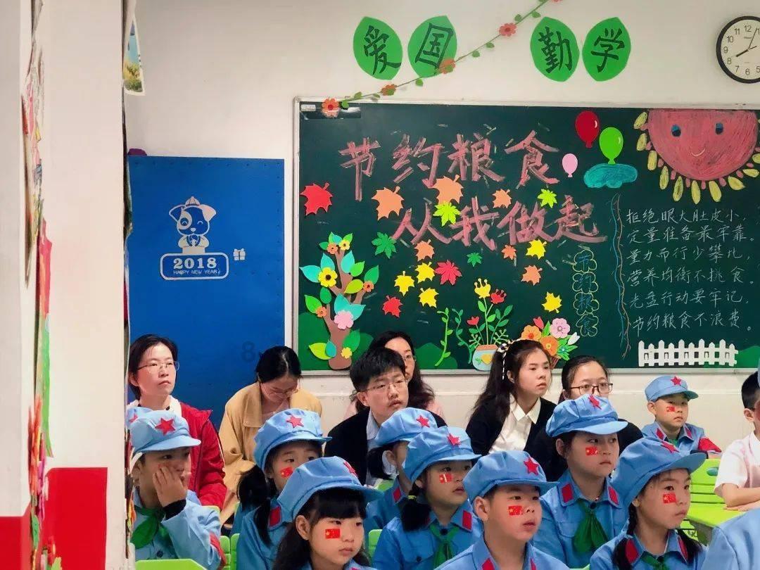 逃出轿车的女孩